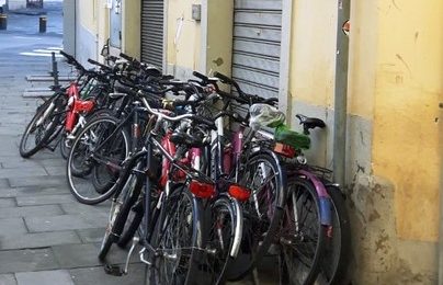 polizia municipale. RIMOSSE LE BICICLETTE CHE DEGRADAVANO PIAZZA DEL DUOMO