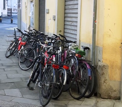 polizia municipale. RIMOSSE LE BICICLETTE CHE DEGRADAVANO PIAZZA DEL DUOMO