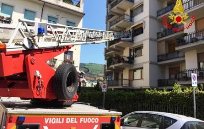 vigili del fuoco. PRINCIPIO DI INCENDIO IN CUCINA, LIMITATI I DANNI