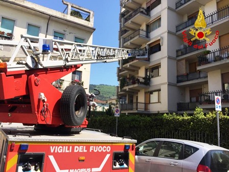 vigili del fuoco. PRINCIPIO DI INCENDIO IN CUCINA, LIMITATI I DANNI