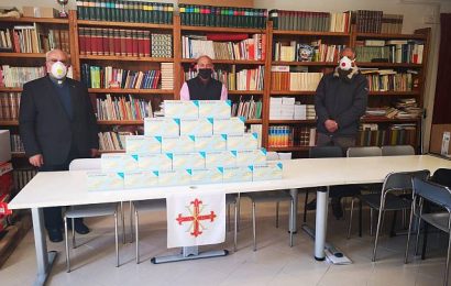 donazione mascherine. I CAVALIERI COSTANTINIANI DONANO LE MASCHERINE ALLA MISERICORDIA DI LUCCA