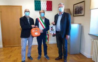 quarrata. IL LIONS CLUB DONA UN DEFIBRILLATORE AL COMUNE