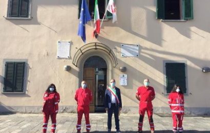 quarrata. CONSEGNATA AL SINDACO LA BANDIERA DELLA CROCE ROSSA