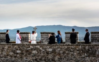 montemurlo. LA SANTA CROCE PER LA PRIMA VOLTA SUI MERLI DELLA ROCCA PER UNA BENEDIZIONE DALL’ALTO ALLA CITTÀ