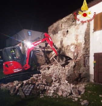 montemurlo. CROLLA PORZIONE DI EDIFICIO ABBANDONATO