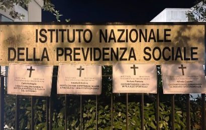 la protesta. MORTI ASPETTANDO LA CASSA INTEGRAZIONE