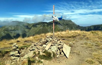 montagna. RITROVATA LA CROCE DI VETTA DEL MONTE GENNAIO