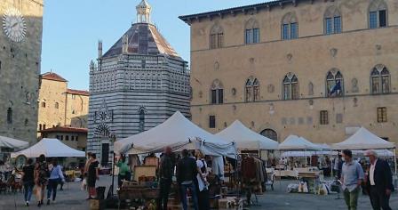 commercio. TORNA IL MERCATO ANTIQUARIO IN PIAZZA DEL DUOMO