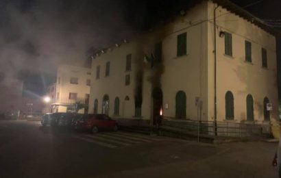 serravalle. CORTO CIRCUITO IN COMUNE, A FUOCO LA SEDE DI CASALGUIDI