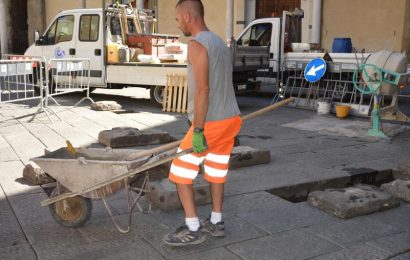 AL VIA LA SISTEMAZIONE DEI LASTRICATI IN CENTRO STORICO