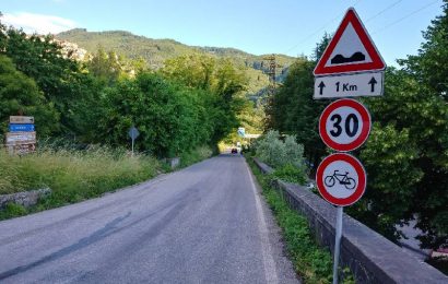 disastro strade. IN BICICLETTA AL PONTE SOSPESO? SÌ, TRA DIVIETI NON TOLTI E LE SOLITE BUCHE