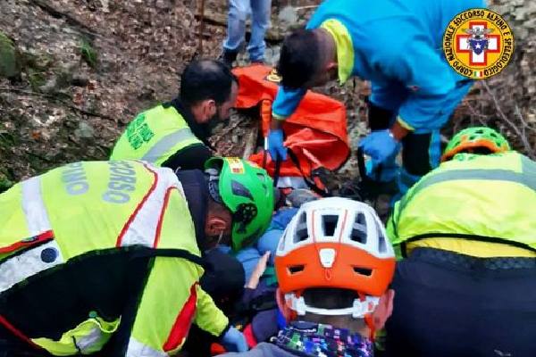 abetone. CADE DURANTE UN’ESCURSIONE: INTERVIENE IL SOCCORSO ALPINO E IL PEGASO 3