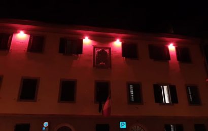 serravalle. IL PALAZZO COMUNALE SI ILLUMINA DI ROSSO