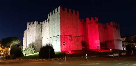 FESTA DELLA TOSCANA, IL CASTELLO DELL’IMPERATORE ILLUMINATO DI ROSSO E BIANCO