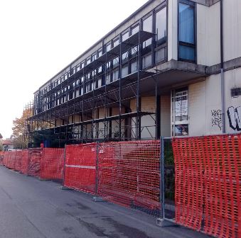 SCUOLA MEDIA RAFFAELLO: IN CORSO IL RIFACIMENTO DELLA COPERTURA E DELLA PAVIMENTAZIONE DELLA PALESTRA