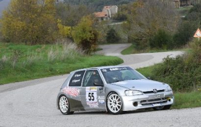 JOLLY RACING TEAM SUL PODIO ASSOLUTO DEL RALLY DI POMARANCE: NICO SIGNORINI È TERZO SU PEUGEOT 106 KIT