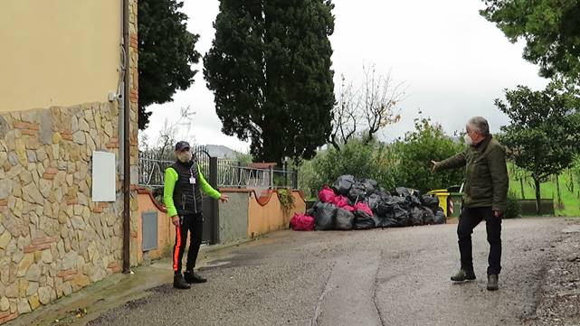 quarrata. COVID, RIFIUTI SPECIALI DAVANTI CASA. IL SOPRALLUOGO DI LEGAMBIENTE