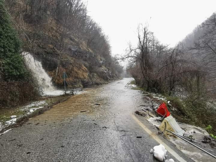 sambuca — cantagallo. FRANA SU SP 24 PISTOIA-RIOLA. APPELLO DEI SINDACI ALLA PROVINCIA