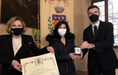 IL SINDACO CONSEGNA IL “GIGLIATO D’ORO” AL PREFETTO USCENTE LUCIA VOLPE