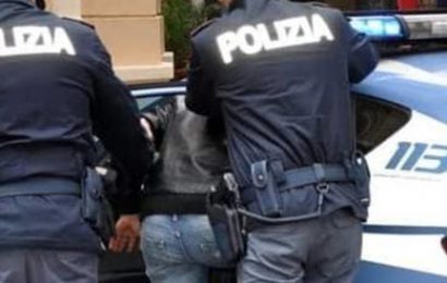 RIFIUTA DI FARSI IDENTIFICARE E AGGREDISCE IN CENTRO STORICO GLI AGENTI