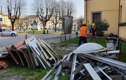 DEMOLITI TRE BAGNI PUBBLICI FUORI SERVIZIO