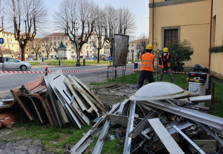 DEMOLITI TRE BAGNI PUBBLICI FUORI SERVIZIO