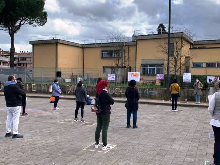 serravalle. FLASHMOB A CASALGUIDI: “LA SCUOLA NON SI CHIUDE!”