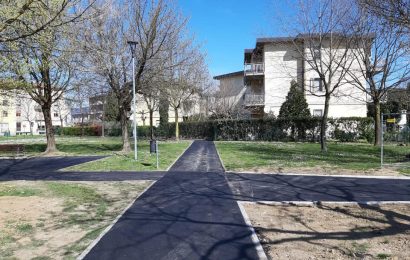 montemurlo. IL GIARDINO DI VIA PALARCIANO SI RIFÀ IL LOOK: PARTE LA SISTEMAZIONE DEI GIOCHI E DEI VIALETTI