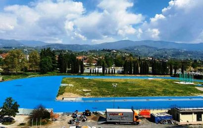 PISTA D’ATLETICA: INIZIATA LA STESURA DEL NUOVO MANTO BLU