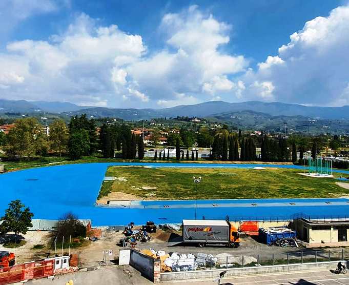 PISTA D’ATLETICA: INIZIATA LA STESURA DEL NUOVO MANTO BLU