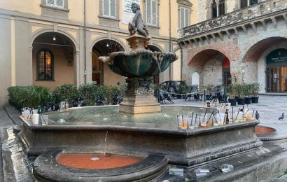 LA FONTANA DEL BACCHINO TRASFORMATA IN UN MERO TAVOLINO PER BIVACCHI