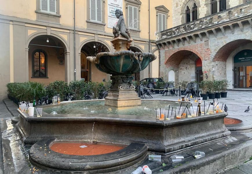 LA FONTANA DEL BACCHINO TRASFORMATA IN UN MERO TAVOLINO PER BIVACCHI