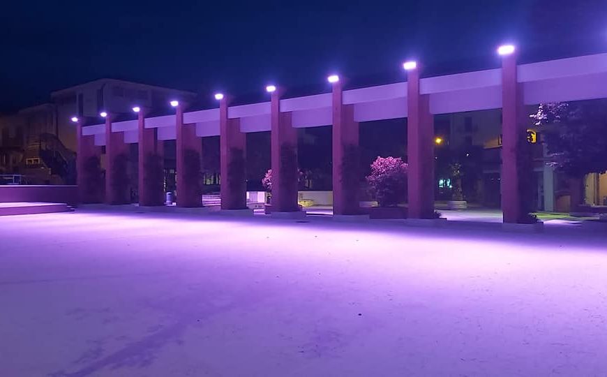 montemurlo. FIBROMIALGIA, LA NUOVA PIAZZA DELLA LIBERTÀ ILLUMINATA DI VIOLA