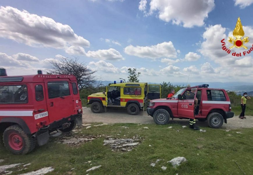 CICLISTA ATTACCATO DA ALCUNI CANI SI FERISCE AD UNA GAMBA