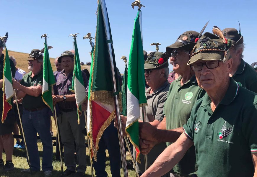 montemurlo. ALPINI, INAUGURAZIONE DEL TABERNACOLO “PORTA DEL GHIOTTO” E DELLE LAPIDI DEI CADUTI DELLA PRIMA E SECONDA GUERRA MONDIALE AL CIMITERO COMUNALE