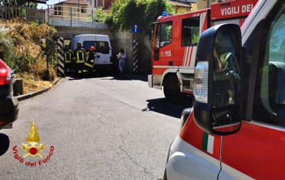 in via marini. FURGONE SI INCASTRA NEL SOTTOPASSO FERROVIARIO