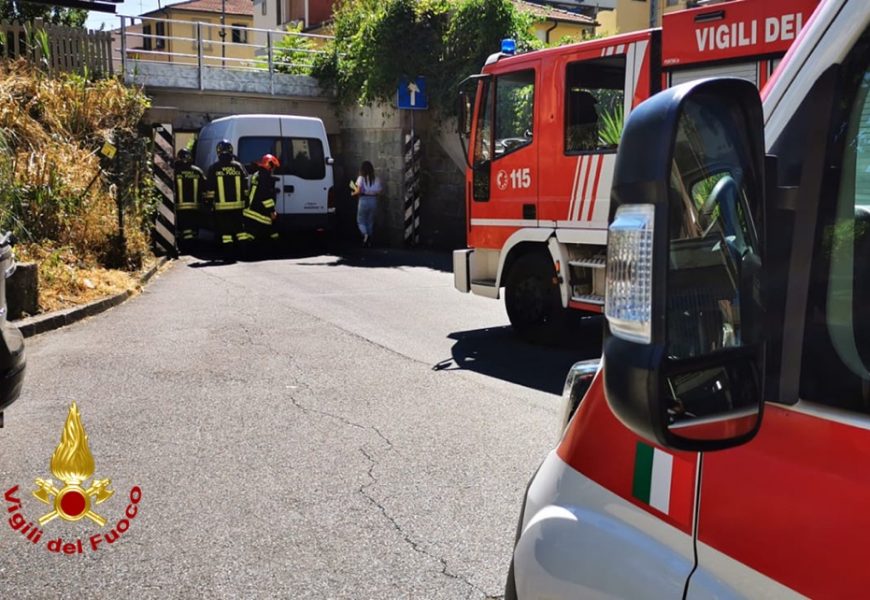 in via marini. FURGONE SI INCASTRA NEL SOTTOPASSO FERROVIARIO