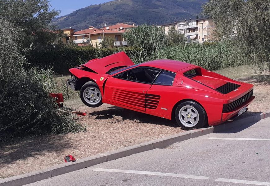 montemurlo. FERRARI CONTRO UN OLIVO, LA POLIZIA MUNICIPALE CONTESTA LE SANZIONI AL CONDUCENTE