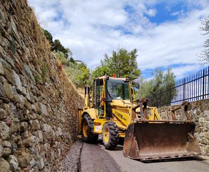 carmignano. VIA CASTELLO, IN CORSO IL RIFACIMENTO DELL’ASFALTO E DELLA ZANELLA