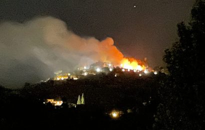 INCENDIO DI VASTE DIMENSIONI A MONTECATINI ALTO, FIAMME SOTTO CONTROLLO