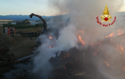 serravalle. INCENDIO IN UNA DITTA CHE PRODUCE CIPPATO DI LEGNO