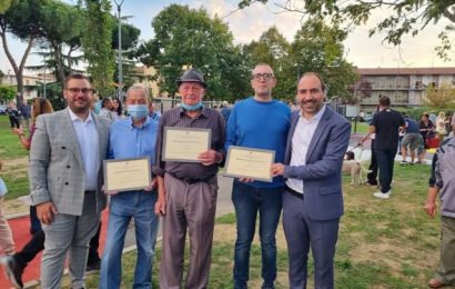 montemurlo. CONFERITI DAL COMUNE TRE RICONOSCIMENTI AI “GIARDINIERI–VOLONTARI” CHE CURANO IL VERDE DI PIAZZA AMENDOLA