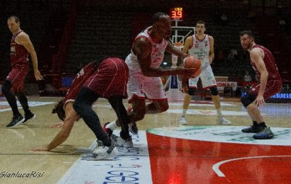 basket. LA GIORGIO TESI GROUP BATTE IL TRAPANI