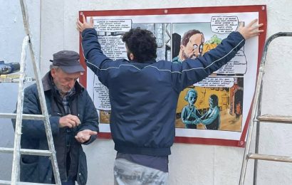 SULLE PARETI DI RECINZIONE DEL CANTIERE IN PIAZZA DELL’OSPEDALE I FUMETTI DI NICCOLÒ STORAI