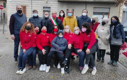 quarrata. INAUGURATA UNA PANCHINA ROSSA IN PIAZZA DELLA VITTORIA