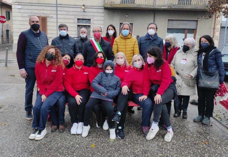 quarrata. INAUGURATA UNA PANCHINA ROSSA IN PIAZZA DELLA VITTORIA