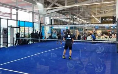 A PRATO ESPLODE LA PADEL-MANIA: ECCO IL PRIMO CAMPO IN ITALIA COSTRUITO DENTRO UN NEGOZIO DECATHLON