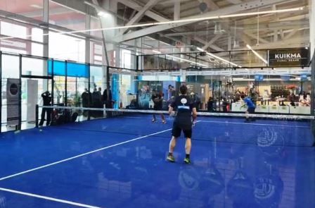 A PRATO ESPLODE LA PADEL-MANIA: ECCO IL PRIMO CAMPO IN ITALIA COSTRUITO DENTRO UN NEGOZIO DECATHLON