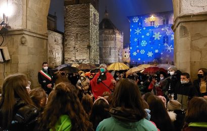 CON L’ACCENSIONE DELL’ALBERO DI NATALE IN PIAZZA DEL DUOMO HA PRESO IL VIA “NATALE IN CITTÀ”