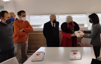 pescia. DONATI DALLA FAMIGLIA ROCCELLA TRE DEFIBRILLATORI PER PIETRABUONA, STIAPPA E FIBBIALLA